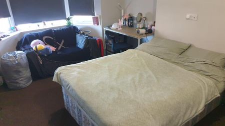 6 bedroom semi-detached house to rent - Photo 2