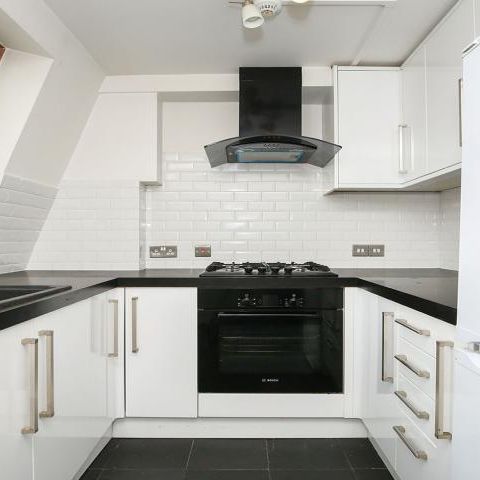 Recently refurbished two double bedroom flat minutes to Archway Tube. - Photo 1