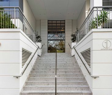 Large Studio Living! - Photo 6