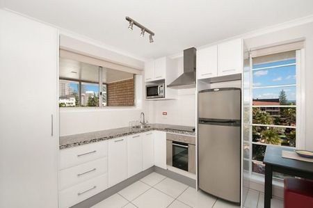 Stylish 2-Bedroom Unit in Prime Broadbeach Location - Photo 2