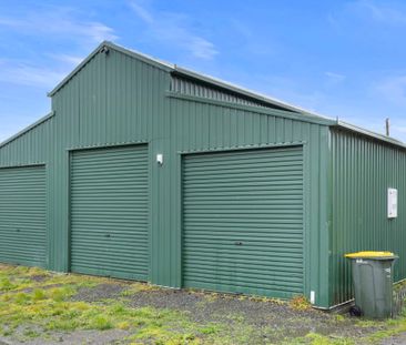 Family Home with Expansive Garaging / Workshop - Photo 2