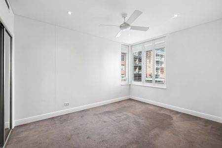 Sunlit Harbourside Apartment in an Exclusive Pyrmont Setting - Photo 3