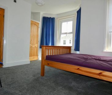 4 Bed Semi-Detached House, Morris Road, SO15 - Photo 2