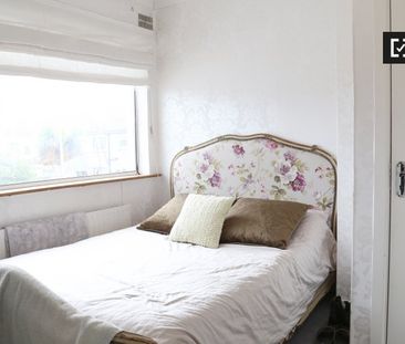 Room for rent in 5-bedroom apartment in Blackthorn, Dublin - Photo 2