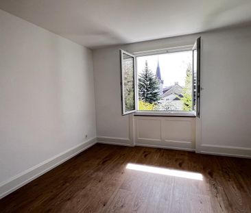 Luminous garden-level setting with breathtaking views of the lake a... - Photo 2