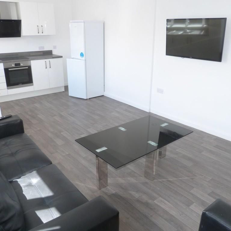 1 bedroom in a flat share to rent - Photo 1