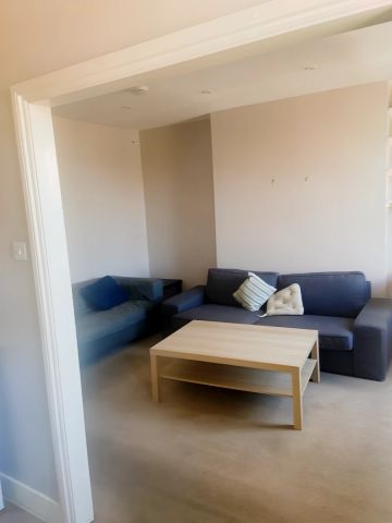 4 Bedroom 2 Bathroom - Photo 3