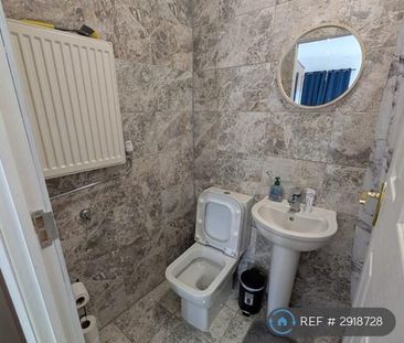 1 bedroom in a house share to rent - Photo 4