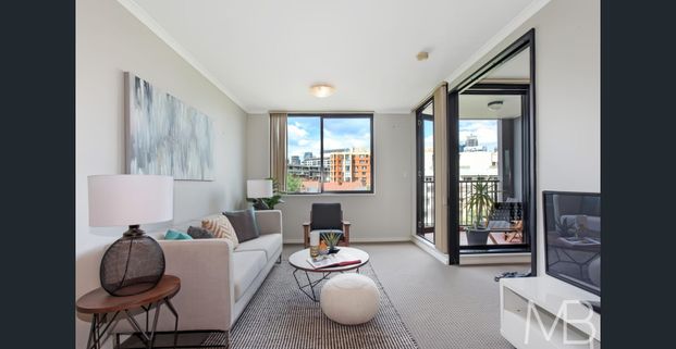 STYLISH BAUHAUS APARTMENT NEAR DARLING HARBOUR & THE CITY - Photo 1