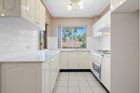 SPACIOUS TWO BEDROOM APARTMENT WITH NEAR NEW FLOORING THROUGH-OUT - Photo 4