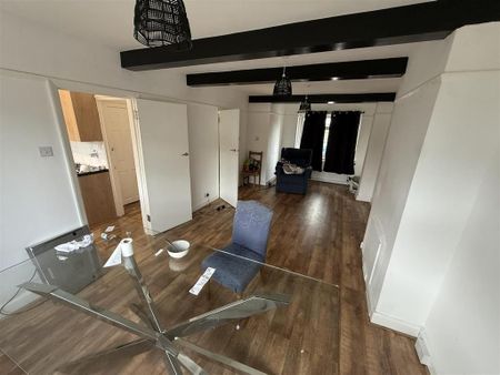 4 bedroom semi-detached house to rent - Photo 2