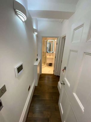 A superbly presented ground floor studio apartment in this beautiful Georgian conversion in the centre of Reading. Offered fully furnished and with gated parking. - Photo 1