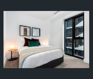 LUXURY RESIDENCE ON ALBERT PARK LAKE - INCLUDES WHITEGOODS! - Photo 2