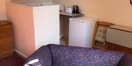 1 bed Studio - To Let - Photo 3