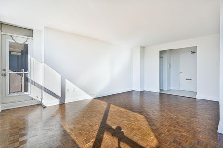 1 Bedroom South Facing - Photo 4