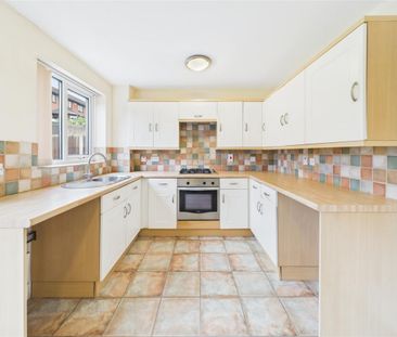 3 bedroom Semi-detached house to rent - Photo 3