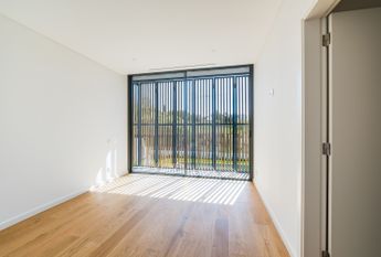 Moradia T6 de arquitetura moderna inserida no Golfe de Oeiras