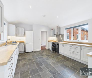 5 bedroom detached house to rent - Photo 2