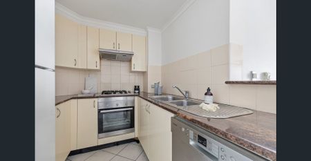Stylish Apartment in a Prime City Location - Photo 4