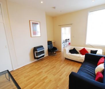 3 Bed - Warwick Street, Heaton - Photo 3