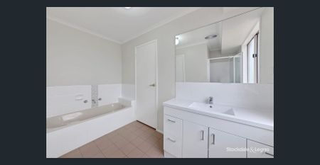 Your Perfect Family Nest: 4 Bedrooms, 2 Bathrooms, and Gragae Space - Photo 2