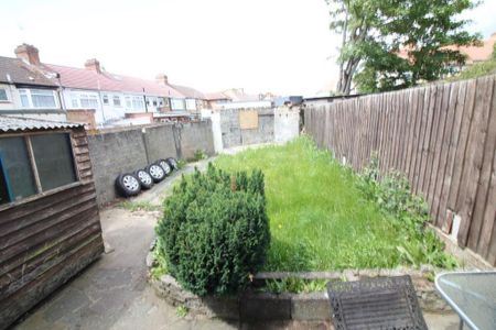 3 bedroom end of terrace house to rent - Photo 5