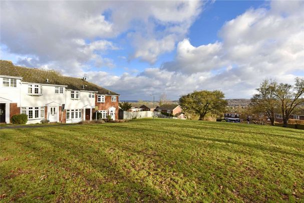 A beautifully presented three bedroom mid-terrace home close to Spinfield School. - Photo 1