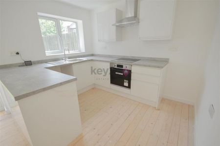3 bedroom semi-detached house to rent - Photo 3