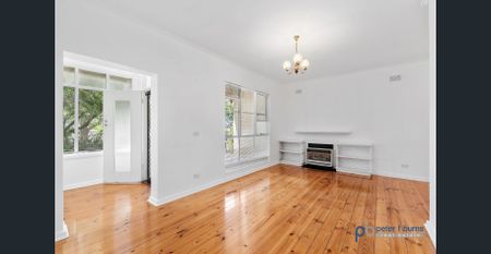 CHARMING FAMILY HOME WITH LARGE REAR YARD - Photo 2