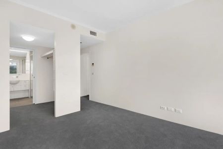 “Beautiful two-bedroom apartment overlooking Roma Street Parklands” - Photo 3