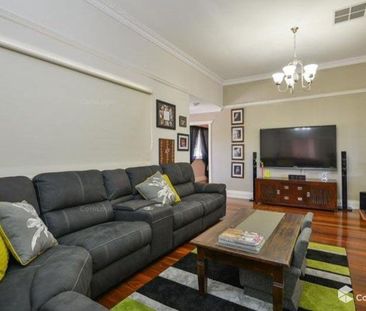 This prominently positioned family home magically combines old worl... - Photo 1