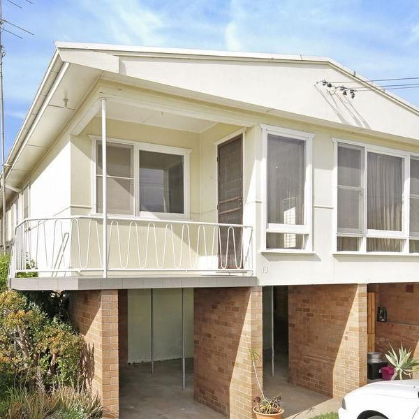 NEAT ONE BEDROOM UNIT CLOSE TO UNI - Photo 2