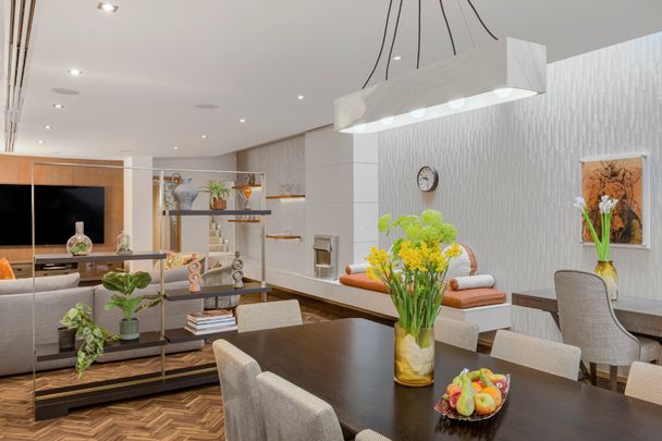 A Five-Storey Knightsbridge Townhouse Overlooking a Leafy Garden Square - Photo 1