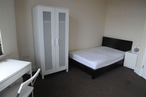 3 bedroom Flat To Let - Photo 1