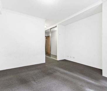 SPACIOUS 2 BEDROOM RESIDENCE IN PYRMONT - Photo 2