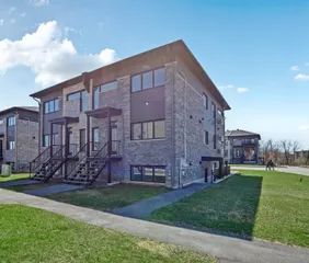 1 room apartment of 102m² in Gatineau - Photo 1
