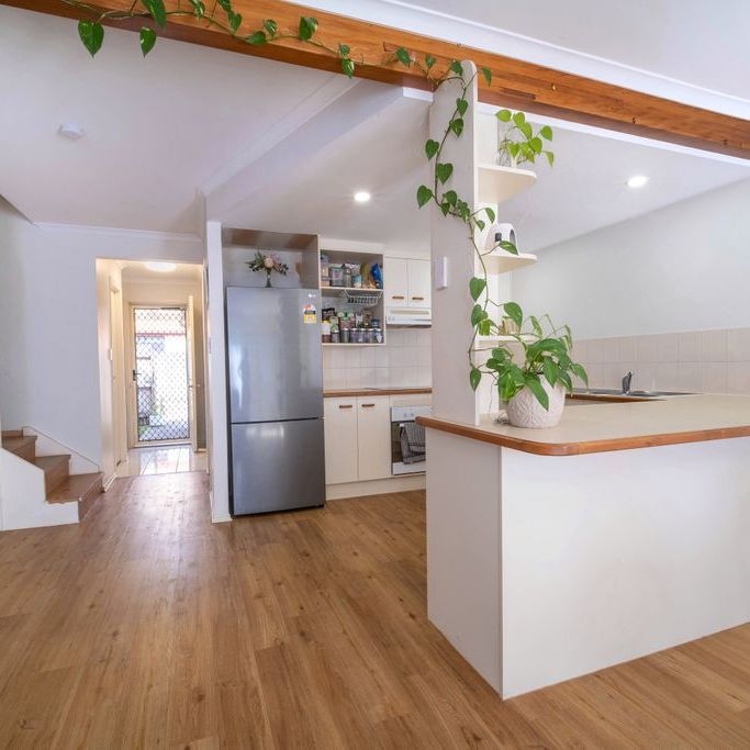 Partly Furnished Townhouse in the Heart of Buderim! - Photo 1