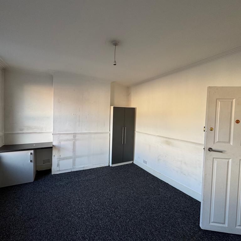 3 bedroom flat to rent - Photo 1