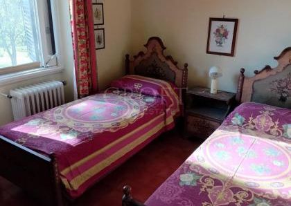 Ardeatina-Divino Amore: Quiet, charming rustic villa, big and well-curated garden, 3 beds, 1 study, 3 baths, living room, kitchen, with terraces , AC and parking space. Ref 2322