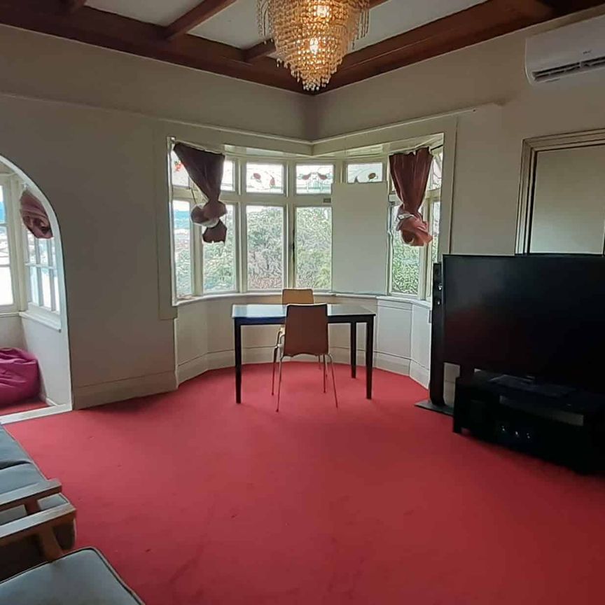 Spacious 2-Bedroom Apartment in Kilbirnie - Photo 1