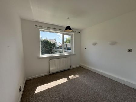 3 bedroom semi-detached bungalow to rent - Photo 3