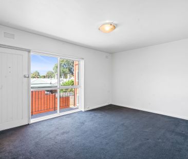 One Bedroom Apartment in St Kilda! - Photo 1