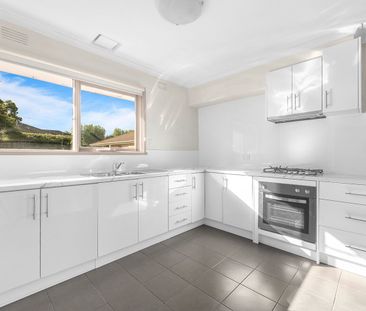 Bright and Spacious Family Home in a Sought-After Location - Photo 5