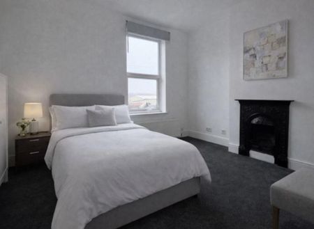 4 bedroom semi-detached house to rent - Photo 3