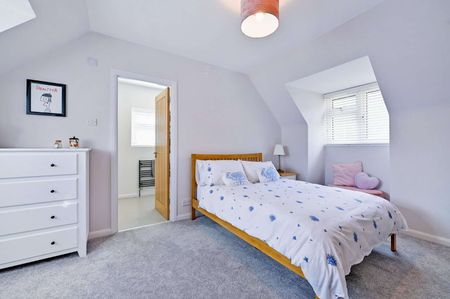 A beautifully refurbished three-bedroom detached home in the sought-after Tudor Park, finished to a high standard with modern, flexible living ideal for families or profession - Photo 2