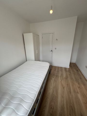 Room in a Shared House, Cairns Crescent, BS2 - Photo 4