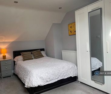 1 bedroom in a house share to rent - Photo 2