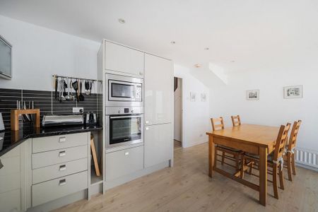 4 bedroom end of terrace house to rent - Photo 5