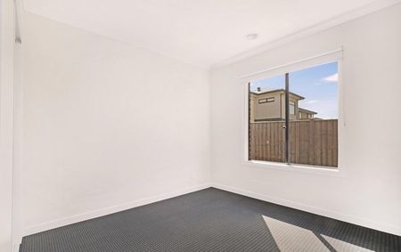 Immaculate and Near New Spacious Family Home in Prime Location - Photo 4