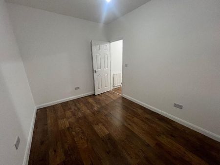 3 bedroom flat to rent - Photo 4